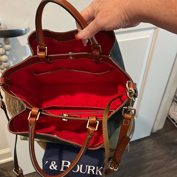 Authentic Dooney & Bourke, large Barlow - Picture 12 of 14